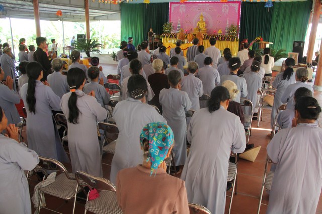 Thái Bình: Hai bạn trẻ làm lễ hằng thuận tại chùa Văn Môn