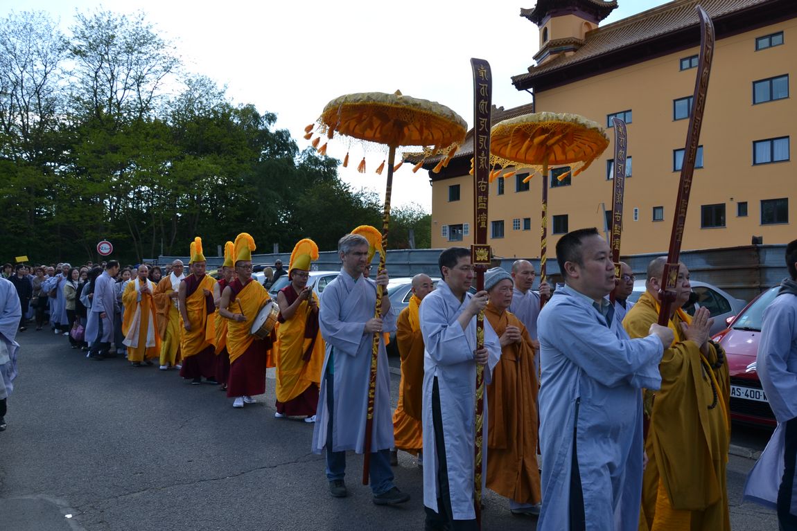 Tu sĩ Phật Giáo Tây Tạng thực hiện một đồ hình Mạn Đà La Quan Thế Âm Bồ Tát