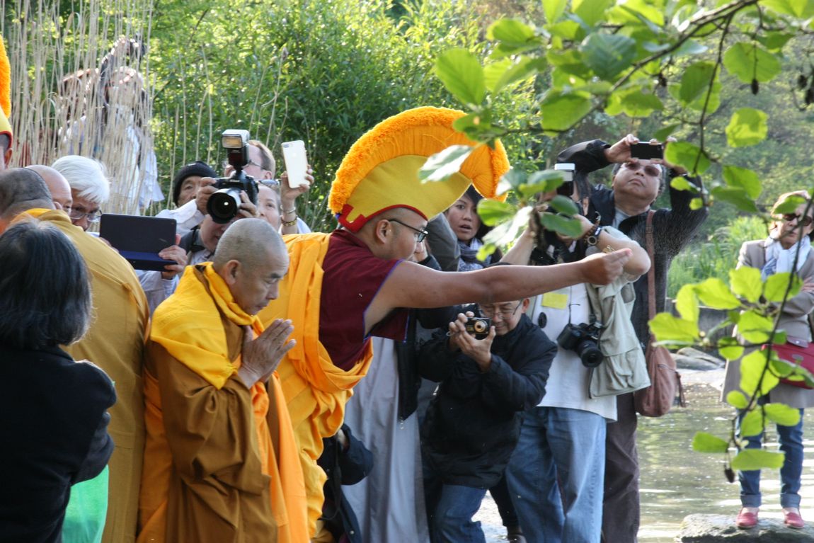 Tu sĩ Phật Giáo Tây Tạng thực hiện một đồ hình Mạn Đà La Quan Thế Âm Bồ Tát