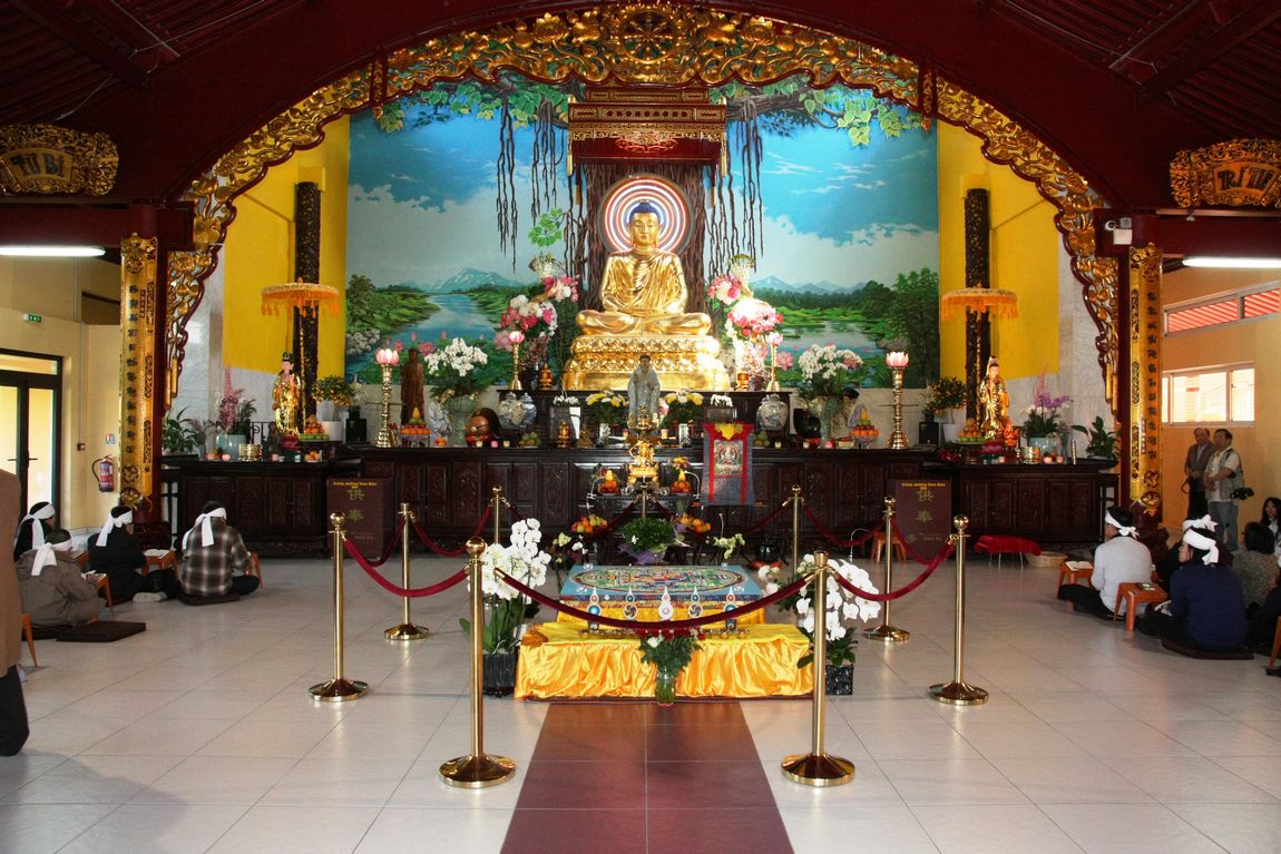 Tu sĩ Phật Giáo Tây Tạng thực hiện một đồ hình Mạn Đà La Quan Thế Âm Bồ Tát