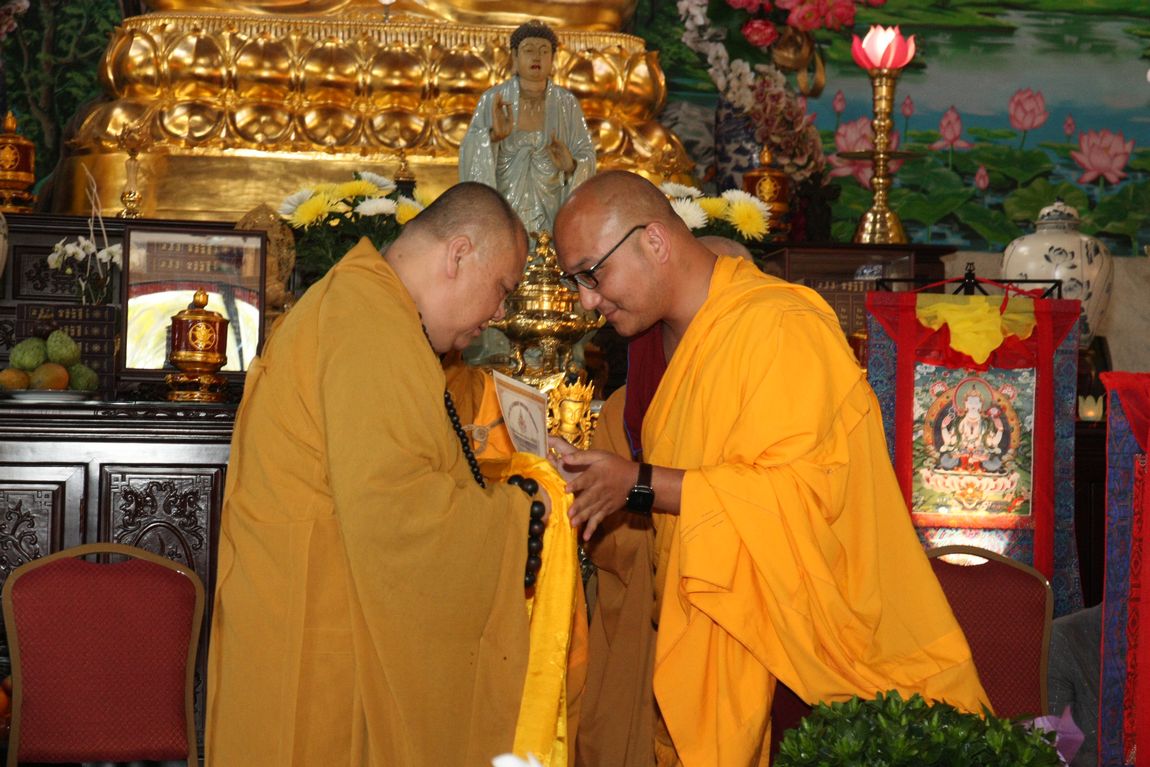 Tu sĩ Phật Giáo Tây Tạng thực hiện một đồ hình Mạn Đà La Quan Thế Âm Bồ Tát