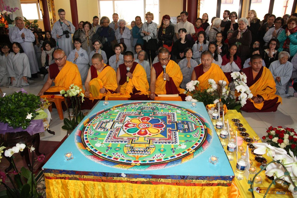 Tu sĩ Phật Giáo Tây Tạng thực hiện một đồ hình Mạn Đà La Quan Thế Âm Bồ Tát