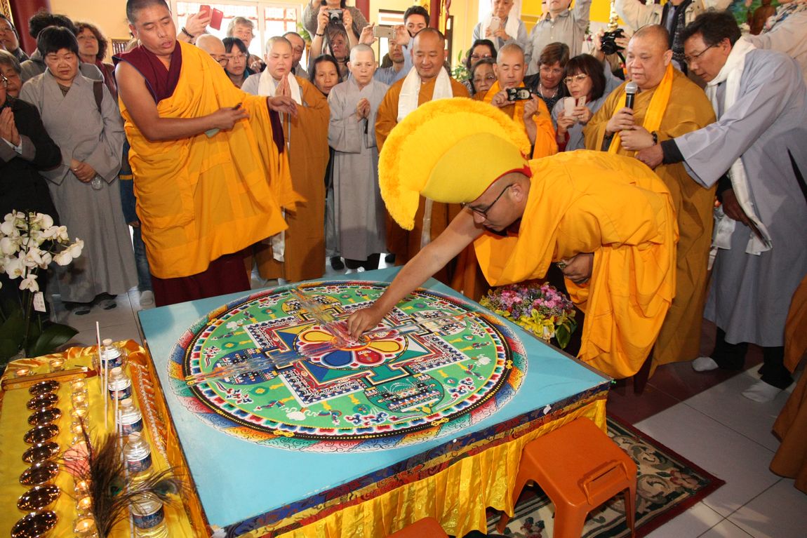 Tu sĩ Phật Giáo Tây Tạng thực hiện một đồ hình Mạn Đà La Quan Thế Âm Bồ Tát