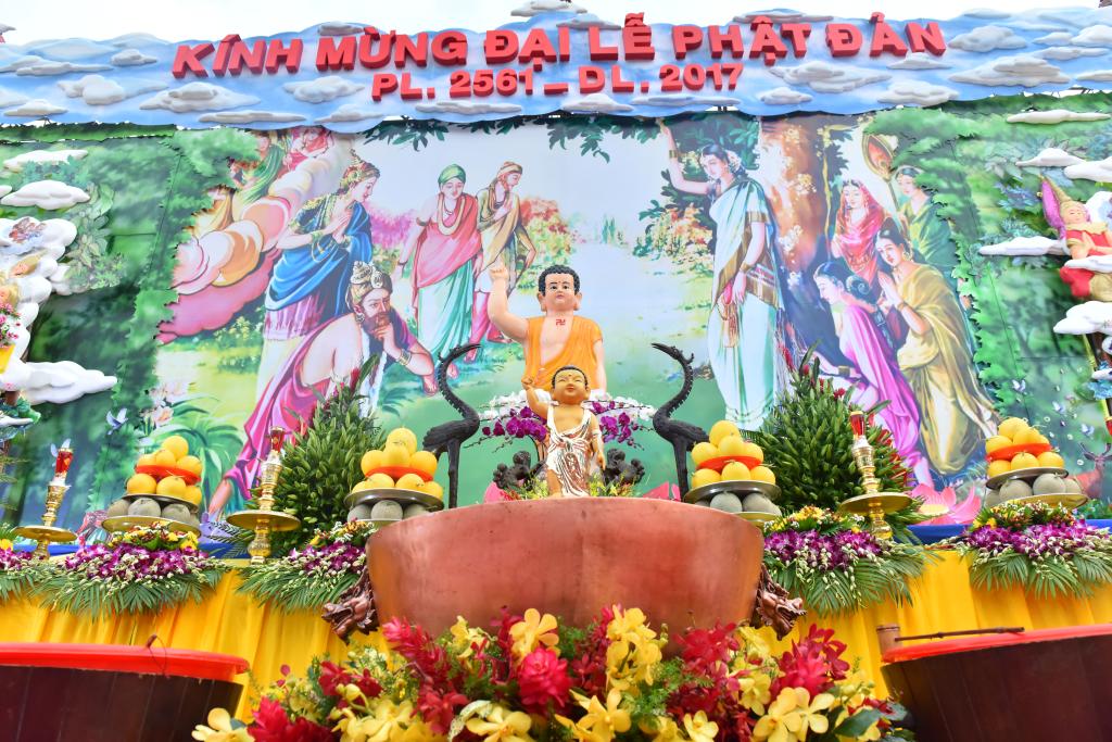 Lễ rước kiệu hoa cung thỉnh Đức Phật đản sanh do BTS GHPGVN TP.HCM tổ chức.