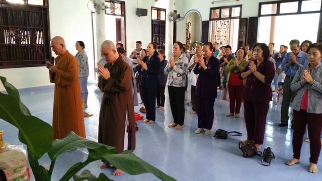 Phật tử chùa Huệ Nghiêm tặng quà từ thiện tại thị xã Ninh Hòa
