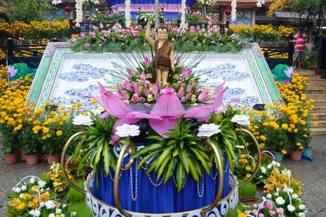 Khánh Hòa: Trang nghiêm Đại lễ Phật đản PL.2561 tại chùa Long Sơn