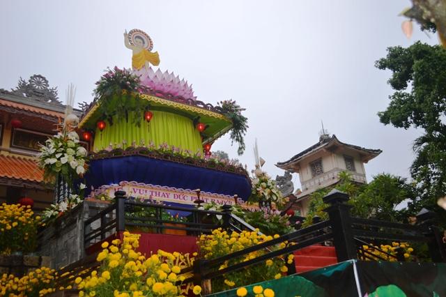 Khánh Hòa: Trang nghiêm Đại lễ Phật đản PL.2561 tại chùa Long Sơn