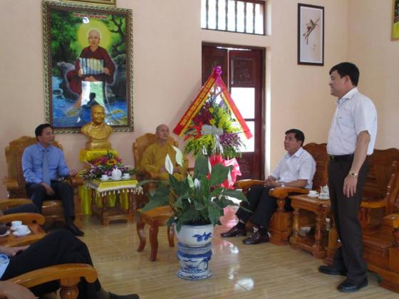 Lãnh đạo tỉnh,thành phố Thanh Hóa chúc mừng chư tôn đức và Phật tử TVTL Hàm Rồng nhân đại lễ Phật đản