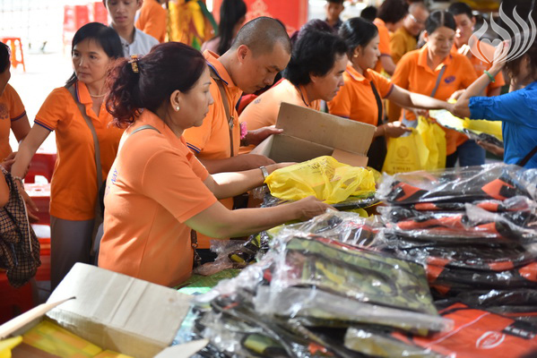Tổng kết chương trình Lễ Vu Lan và “Trao Tặng Yêu Thương” cho 400 hộ khó khăn và 300 học sinh hiếu học tại Hà Tĩnh (C114)