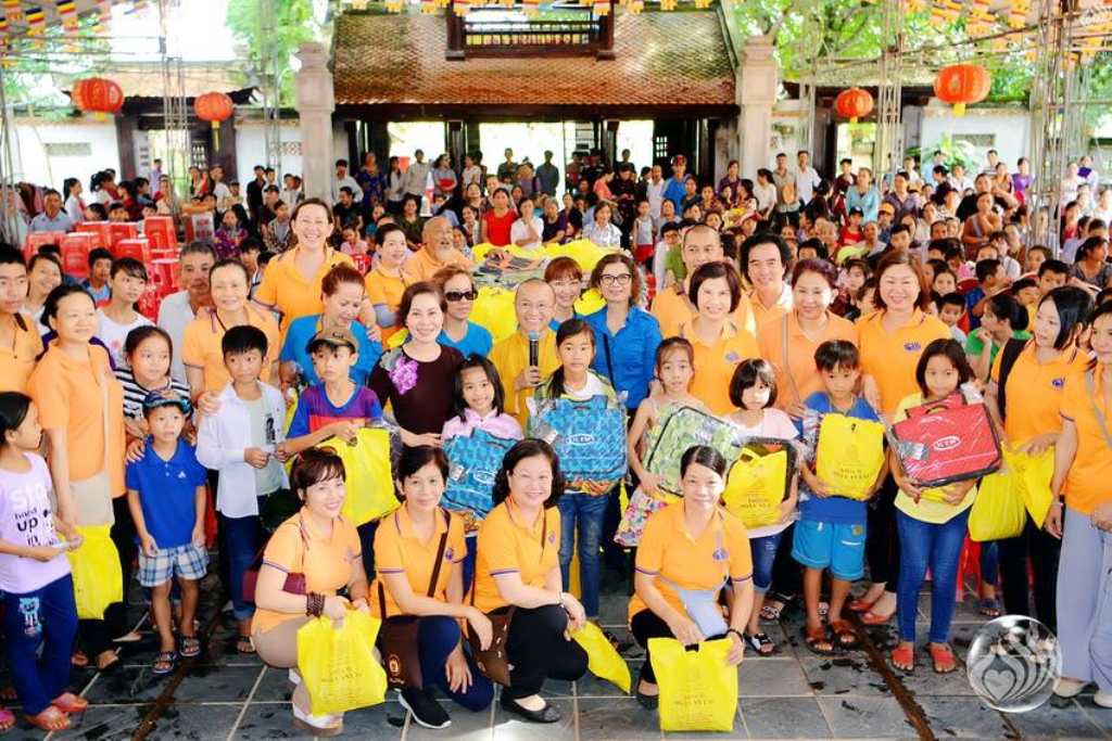 Tổng kết chương trình Lễ Vu Lan và “Trao Tặng Yêu Thương” cho 400 hộ khó khăn và 300 học sinh hiếu học tại Hà Tĩnh (C114)