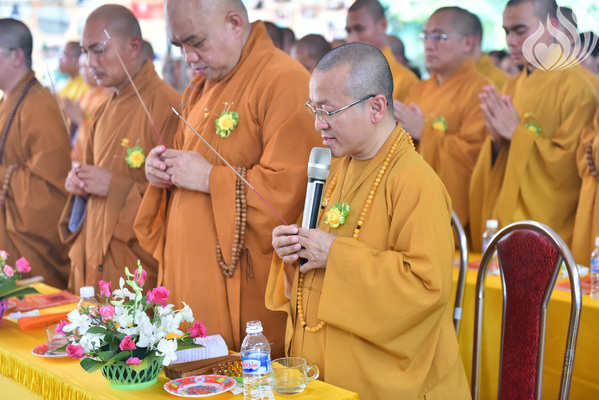 Tổng kết chương trình Lễ Vu Lan và “Trao Tặng Yêu Thương” cho 400 hộ khó khăn và 300 học sinh hiếu học tại Hà Tĩnh (C114)