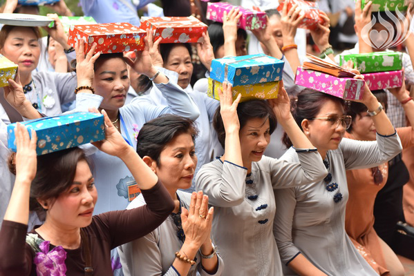 Tổng kết chương trình Lễ Vu Lan và “Trao Tặng Yêu Thương” cho 400 hộ khó khăn và 300 học sinh hiếu học tại Hà Tĩnh (C114)