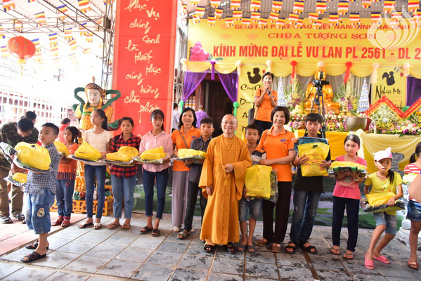 Tổng kết chương trình Lễ Vu Lan và “Trao Tặng Yêu Thương” cho 400 hộ khó khăn và 300 học sinh hiếu học tại Hà Tĩnh (C114)