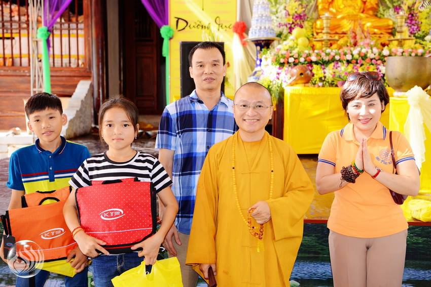 Tổng kết chương trình Lễ Vu Lan và “Trao Tặng Yêu Thương” cho 400 hộ khó khăn và 300 học sinh hiếu học tại Hà Tĩnh (C114)
