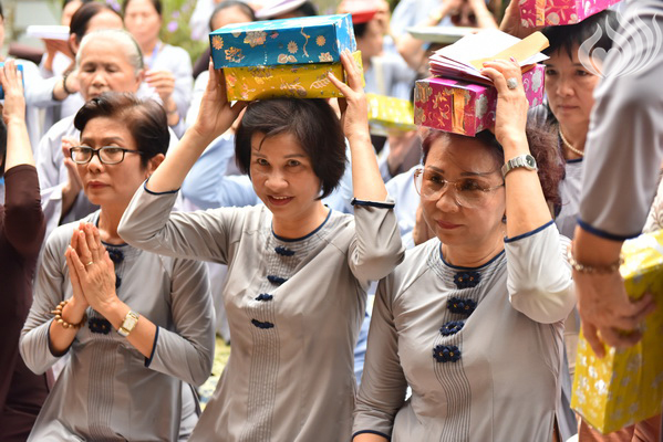 Tổng kết chương trình Lễ Vu Lan và “Trao Tặng Yêu Thương” cho 400 hộ khó khăn và 300 học sinh hiếu học tại Hà Tĩnh (C114)