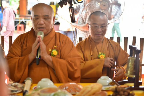 Tổng kết chương trình Lễ Vu Lan và “Trao Tặng Yêu Thương” cho 400 hộ khó khăn và 300 học sinh hiếu học tại Hà Tĩnh (C114)