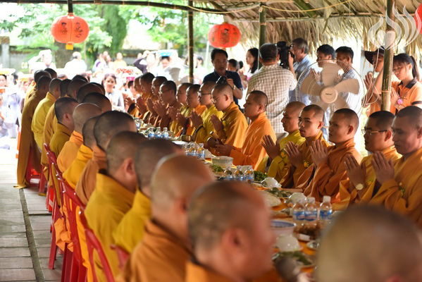Tổng kết chương trình Lễ Vu Lan và “Trao Tặng Yêu Thương” cho 400 hộ khó khăn và 300 học sinh hiếu học tại Hà Tĩnh (C114)