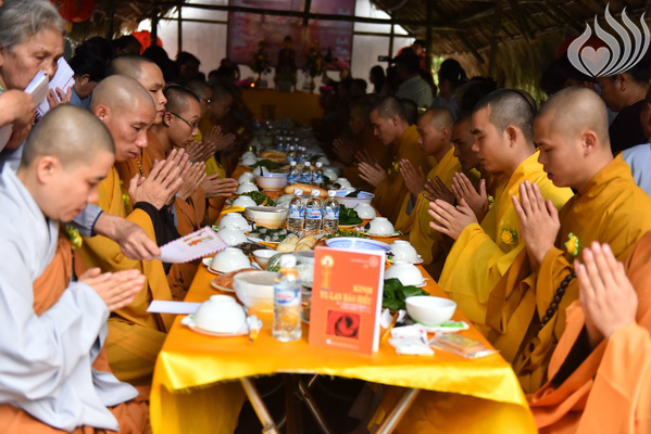 Tổng kết chương trình Lễ Vu Lan và “Trao Tặng Yêu Thương” cho 400 hộ khó khăn và 300 học sinh hiếu học tại Hà Tĩnh (C114)