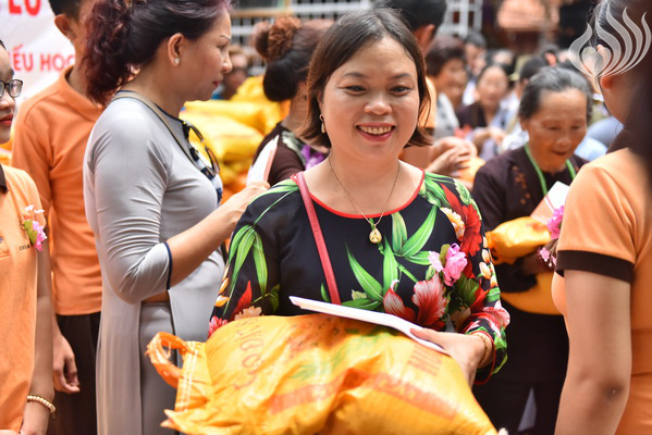 Tổng kết chương trình Lễ Vu Lan và “Trao Tặng Yêu Thương” cho 400 hộ khó khăn và 300 học sinh hiếu học tại Hà Tĩnh (C114)