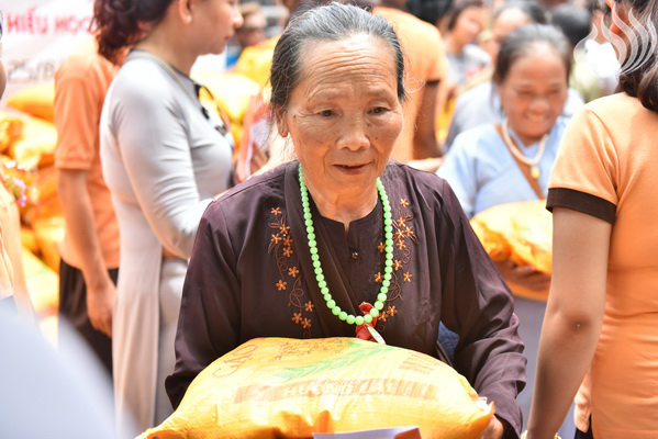 Tổng kết chương trình Lễ Vu Lan và “Trao Tặng Yêu Thương” cho 400 hộ khó khăn và 300 học sinh hiếu học tại Hà Tĩnh (C114)