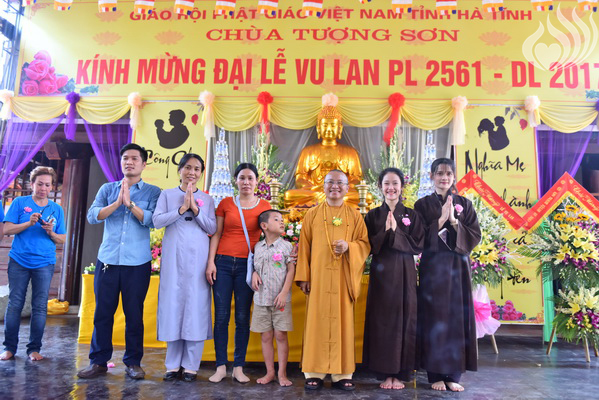 Tổng kết chương trình Lễ Vu Lan và “Trao Tặng Yêu Thương” cho 400 hộ khó khăn và 300 học sinh hiếu học tại Hà Tĩnh (C114)