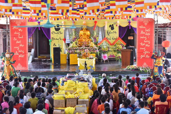 Tổng kết chương trình Lễ Vu Lan và “Trao Tặng Yêu Thương” cho 400 hộ khó khăn và 300 học sinh hiếu học tại Hà Tĩnh (C114)