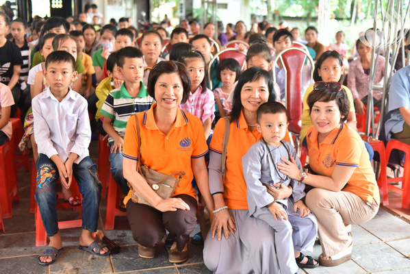 Tổng kết chương trình Lễ Vu Lan và “Trao Tặng Yêu Thương” cho 400 hộ khó khăn và 300 học sinh hiếu học tại Hà Tĩnh (C114)