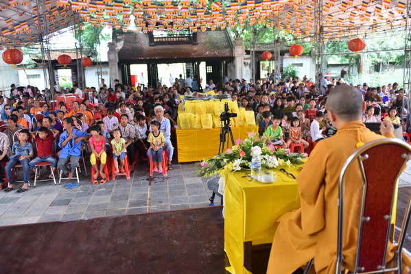 Tổng kết chương trình Lễ Vu Lan và “Trao Tặng Yêu Thương” cho 400 hộ khó khăn và 300 học sinh hiếu học tại Hà Tĩnh (C114)