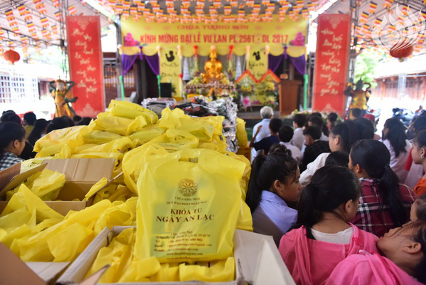 Tổng kết chương trình Lễ Vu Lan và “Trao Tặng Yêu Thương” cho 400 hộ khó khăn và 300 học sinh hiếu học tại Hà Tĩnh (C114)