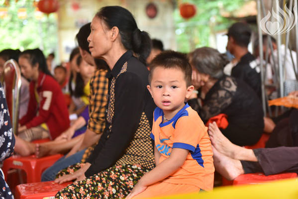 Tổng kết chương trình Lễ Vu Lan và “Trao Tặng Yêu Thương” cho 400 hộ khó khăn và 300 học sinh hiếu học tại Hà Tĩnh (C114)