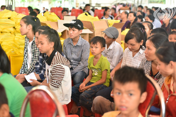 Tổng kết chương trình Lễ Vu Lan và “Trao Tặng Yêu Thương” cho 400 hộ khó khăn và 300 học sinh hiếu học tại Hà Tĩnh (C114)