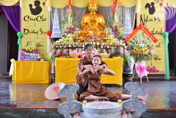 Tổng kết chương trình Lễ Vu Lan và “Trao Tặng Yêu Thương” cho 400 hộ khó khăn và 300 học sinh hiếu học tại Hà Tĩnh (C114)
