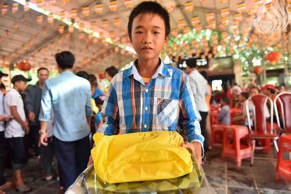 Tổng kết chương trình Lễ Vu Lan và “Trao Tặng Yêu Thương” cho 400 hộ khó khăn và 300 học sinh hiếu học tại Hà Tĩnh (C114)