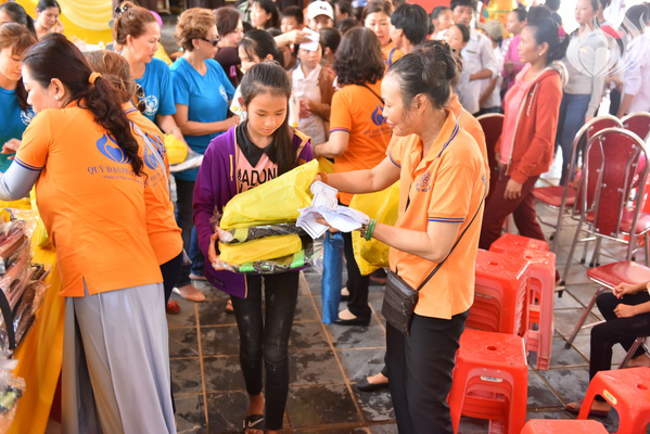 Tổng kết chương trình Lễ Vu Lan và “Trao Tặng Yêu Thương” cho 400 hộ khó khăn và 300 học sinh hiếu học tại Hà Tĩnh (C114)