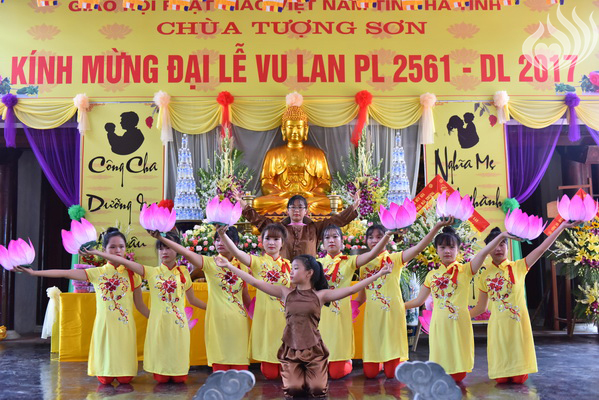 Tổng kết chương trình Lễ Vu Lan và “Trao Tặng Yêu Thương” cho 400 hộ khó khăn và 300 học sinh hiếu học tại Hà Tĩnh (C114)