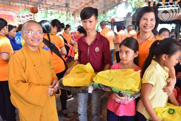 Tổng kết chương trình Lễ Vu Lan và “Trao Tặng Yêu Thương” cho 400 hộ khó khăn và 300 học sinh hiếu học tại Hà Tĩnh (C114)
