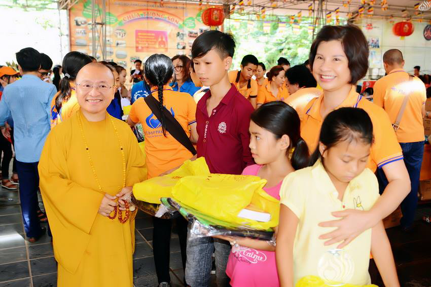 Tổng kết chương trình Lễ Vu Lan và “Trao Tặng Yêu Thương” cho 400 hộ khó khăn và 300 học sinh hiếu học tại Hà Tĩnh (C114)