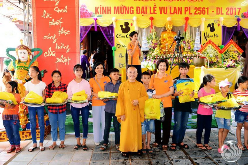 Tổng kết chương trình Lễ Vu Lan và “Trao Tặng Yêu Thương” cho 400 hộ khó khăn và 300 học sinh hiếu học tại Hà Tĩnh (C114)