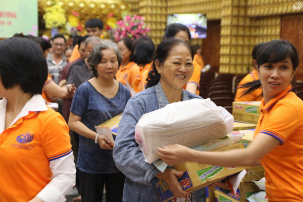 Tổng kết chương trình “Trao Tặng Yêu Thương” cho hộ nghèo Quận 10 (C120)