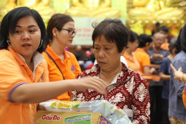 Tổng kết chương trình “Trao Tặng Yêu Thương” cho hộ nghèo Quận 10 (C120)