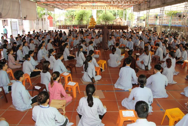 Thái Bình: Gần 400 bạn trẻ về chùa Từ Xuyên tu một ngày
