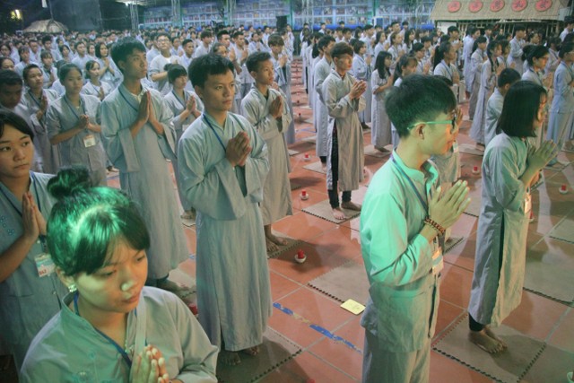 Thái Bình: “Con xin lỗi mẹ cha” – Đêm thắp nến tri ân chùa Từ Xuyên