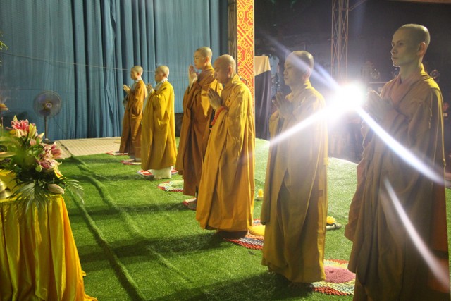 Thái Bình: “Con xin lỗi mẹ cha” – Đêm thắp nến tri ân chùa Từ Xuyên