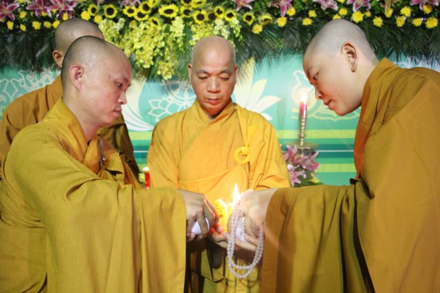 Thái Bình: “Con xin lỗi mẹ cha” – Đêm thắp nến tri ân chùa Từ Xuyên