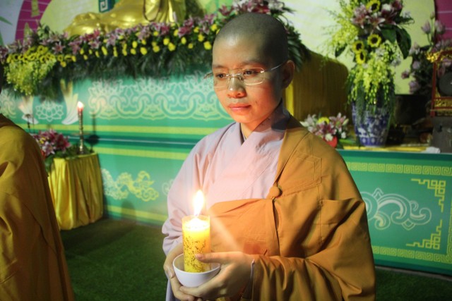 Thái Bình: “Con xin lỗi mẹ cha” – Đêm thắp nến tri ân chùa Từ Xuyên