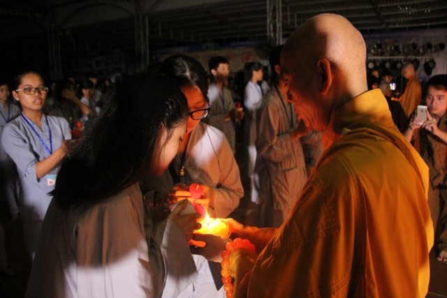 Thái Bình: “Con xin lỗi mẹ cha” – Đêm thắp nến tri ân chùa Từ Xuyên