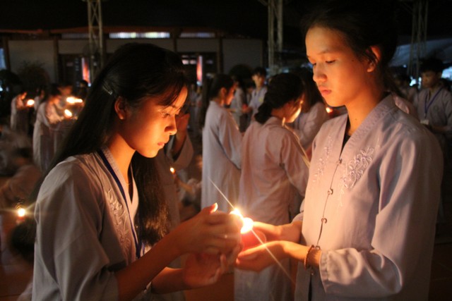 Thái Bình: “Con xin lỗi mẹ cha” – Đêm thắp nến tri ân chùa Từ Xuyên