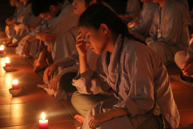 Thái Bình: “Con xin lỗi mẹ cha” – Đêm thắp nến tri ân chùa Từ Xuyên