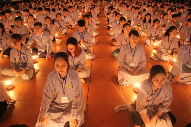 Thái Bình: “Con xin lỗi mẹ cha” – Đêm thắp nến tri ân chùa Từ Xuyên
