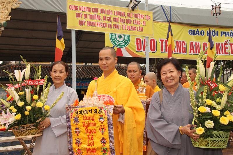PG Sa Đéc: Cung nghinh Xá lợi Phật